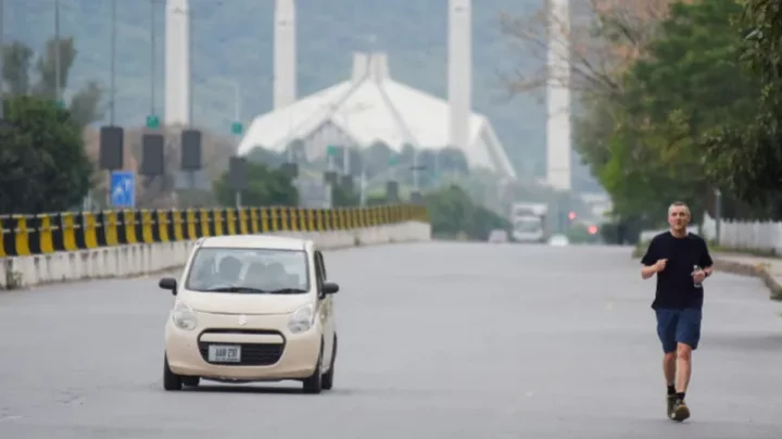 বিশ্বের নজর পাকিস্তানে, লকডাউনে ইসলামাবাদ